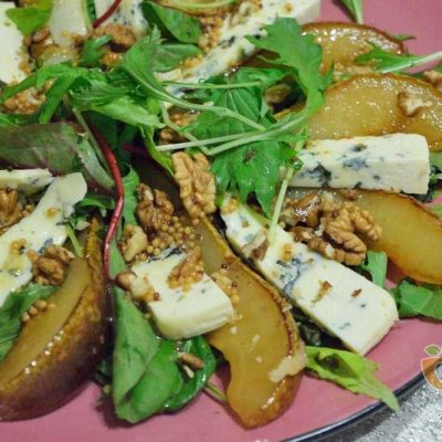 Салат с карамельной грушей и голубым сыром