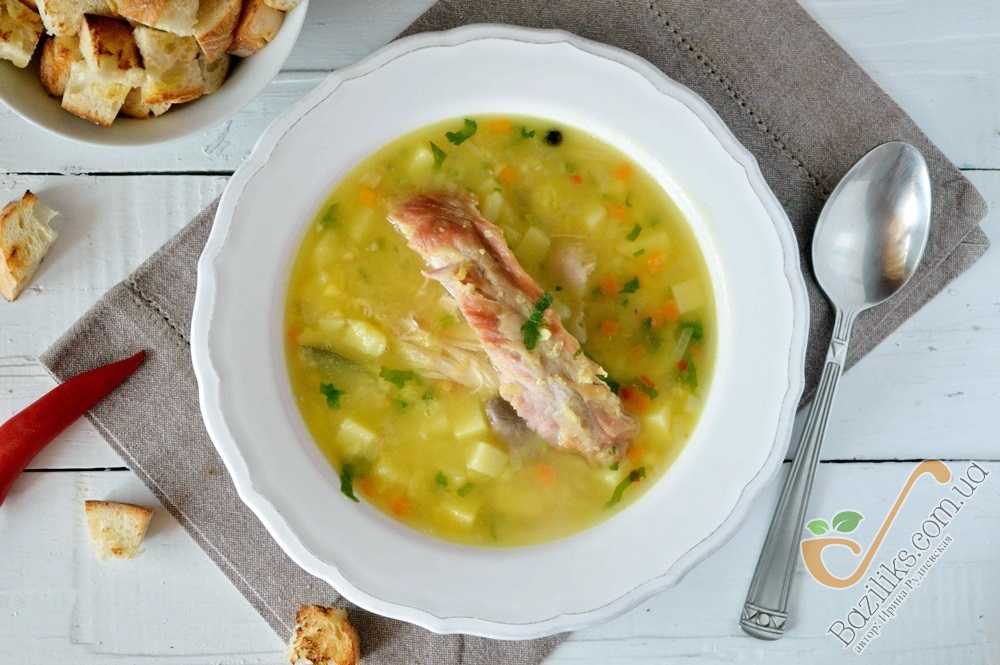 Гороховый суп с копчеными ребрышками на овощном бульоне