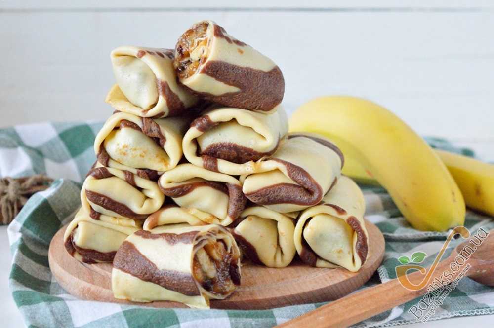 Сливочно-шоколадные блины с карамельным бананом и изюмом