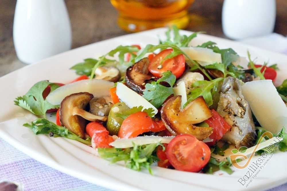 Салат із запечених овочів із білими грибами