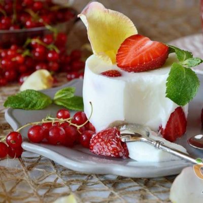 Нежный йогуртовый десерт с клубникой А-ля Фрезье
