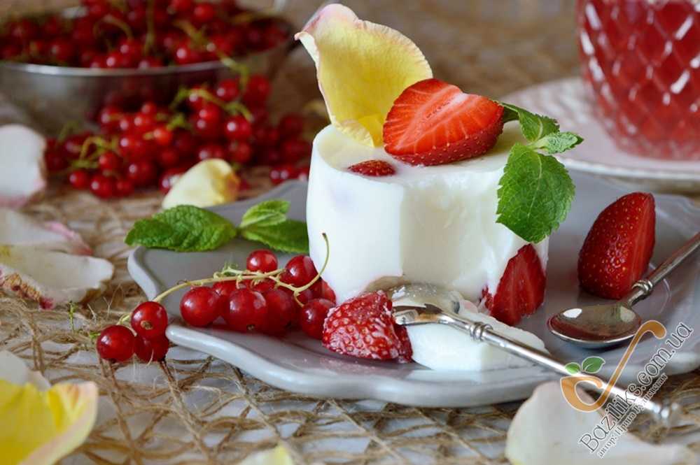 Нежный йогуртовый десерт с клубникой А-ля Фрезье